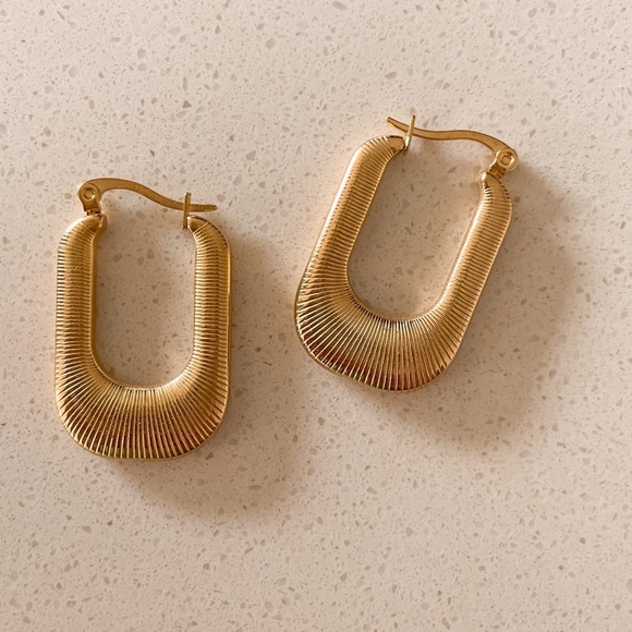 Waterproof chunky threaded U- shaped hoop earrings - Picture 3 of 5